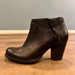 Clark’s Women’s Bootie 8.5 Black